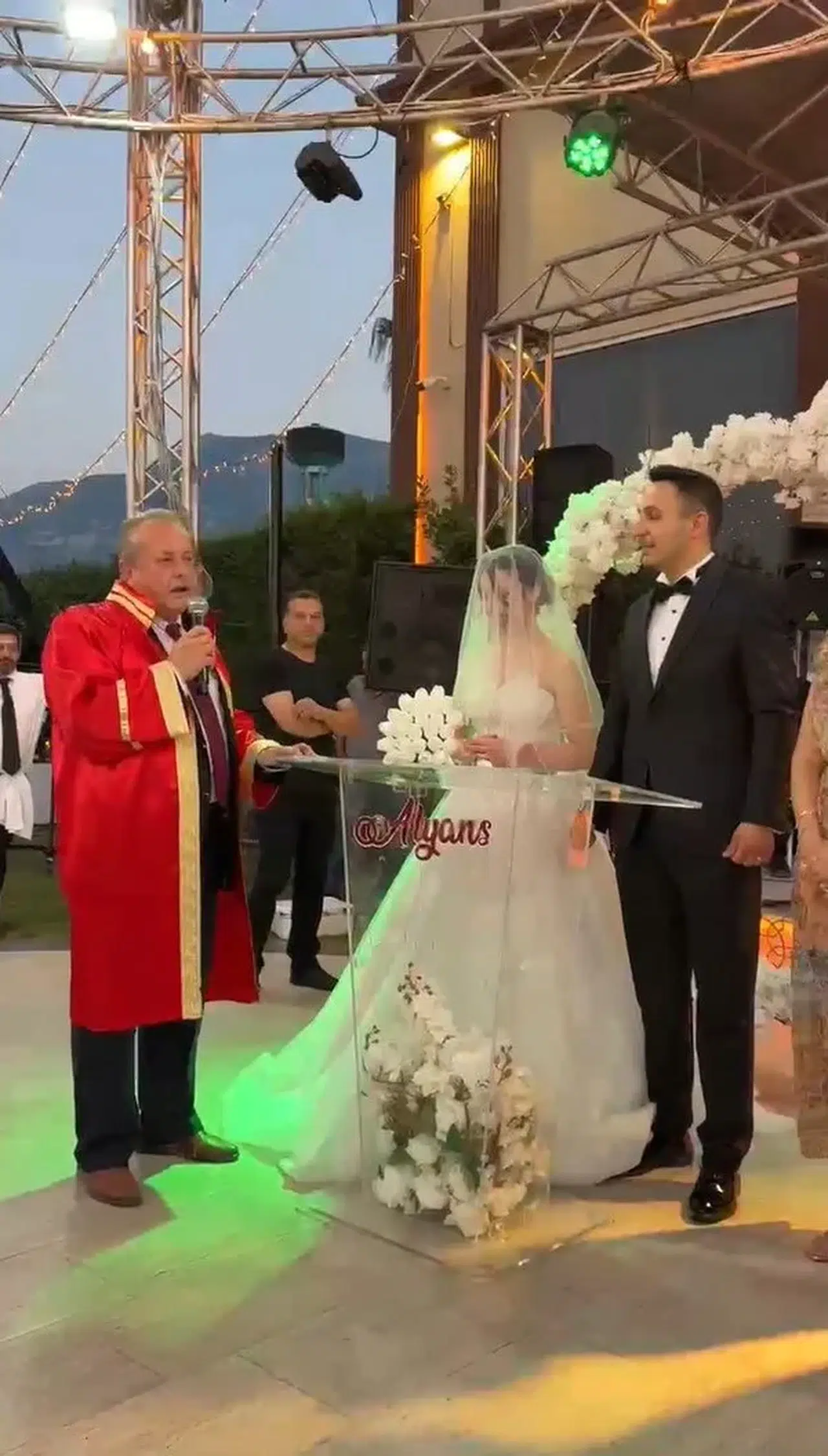 Manisa'daki düğünde nikah memuru şaşırttı: GBT sorgusuyla herkesi kırdı geçirdi