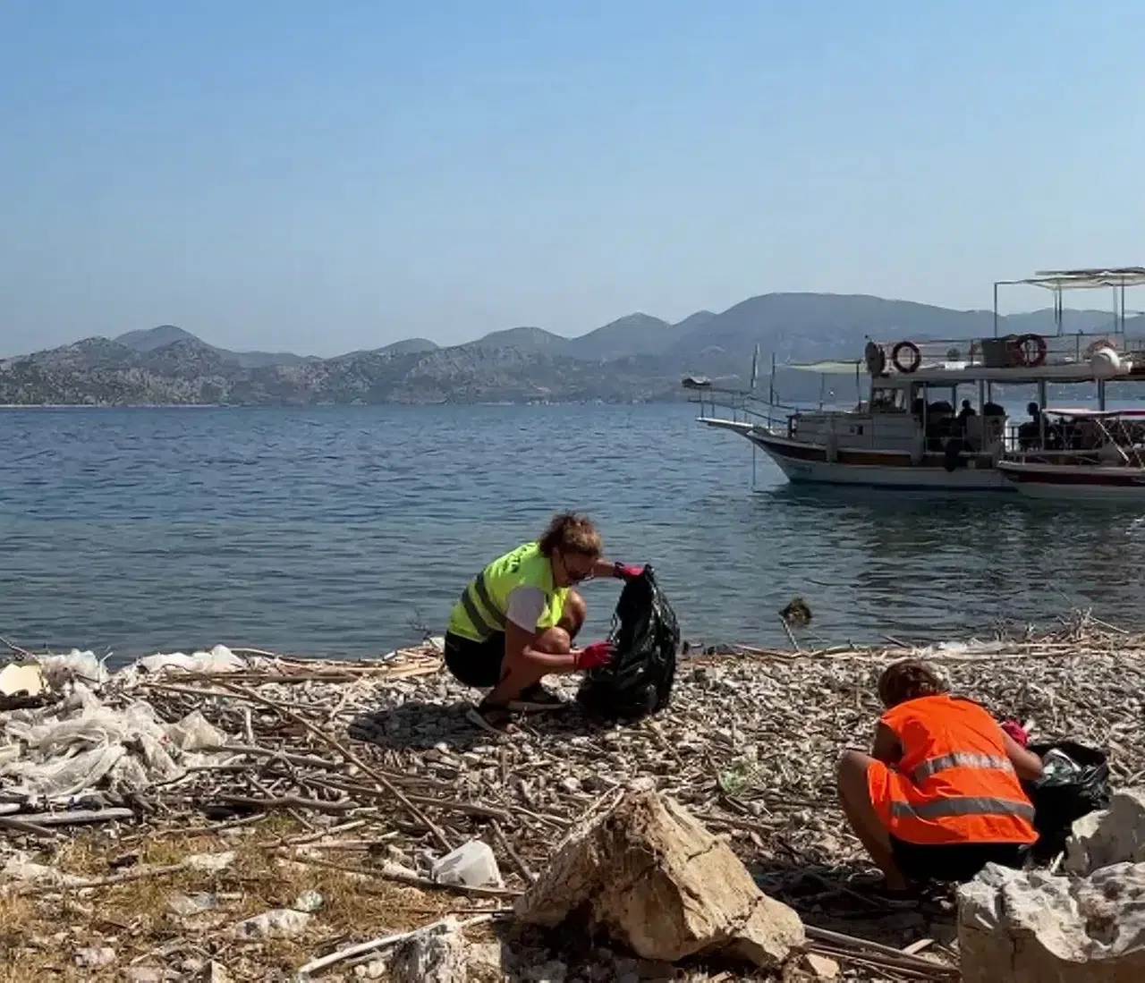 Ege ve Akdeniz sahillerinde plastik alarmı: Kıyılar katman katman kirleniyor