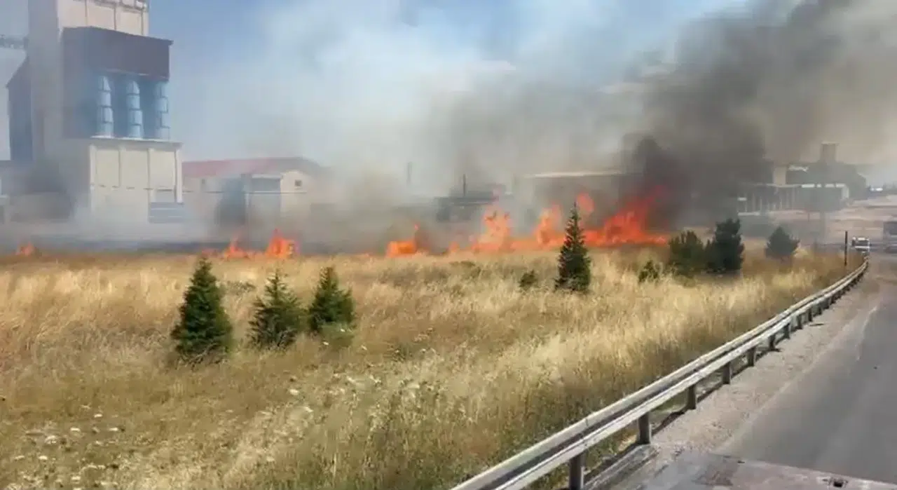 Emirdağ yolunda korkutan anız yangını: Görüş mesafesi düştü, trafik durma noktasına geldi