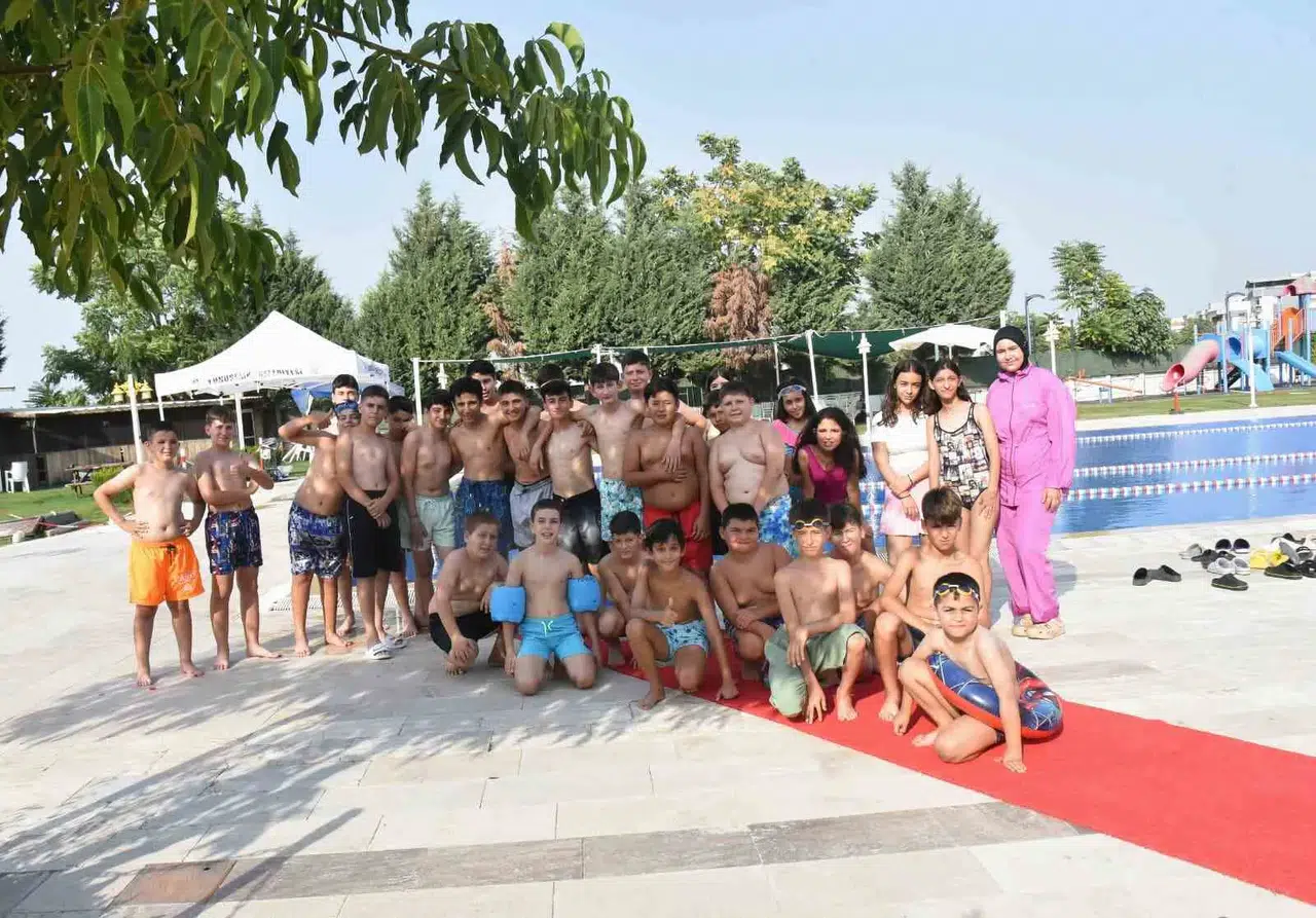Minik kulaçlar kavurucu sıcaklara meydan okudu: Havuzda keyifli saatler