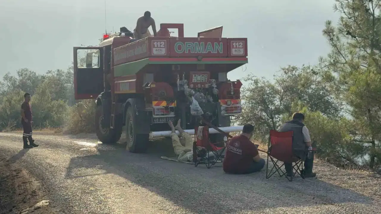 Fethiye'de alevlerle bitmek bilmeyen randevu: Yeşil vatan için siper oldular