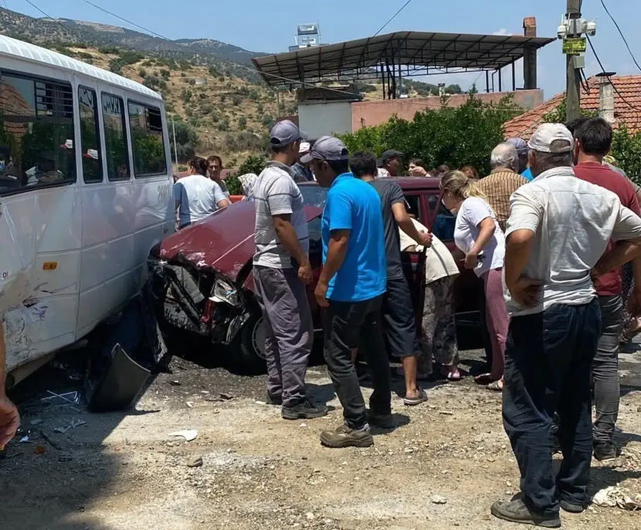 Bozdoğan yolunda korkutan çarpışma: İşçi servisi ile otomobil birbirine girdi