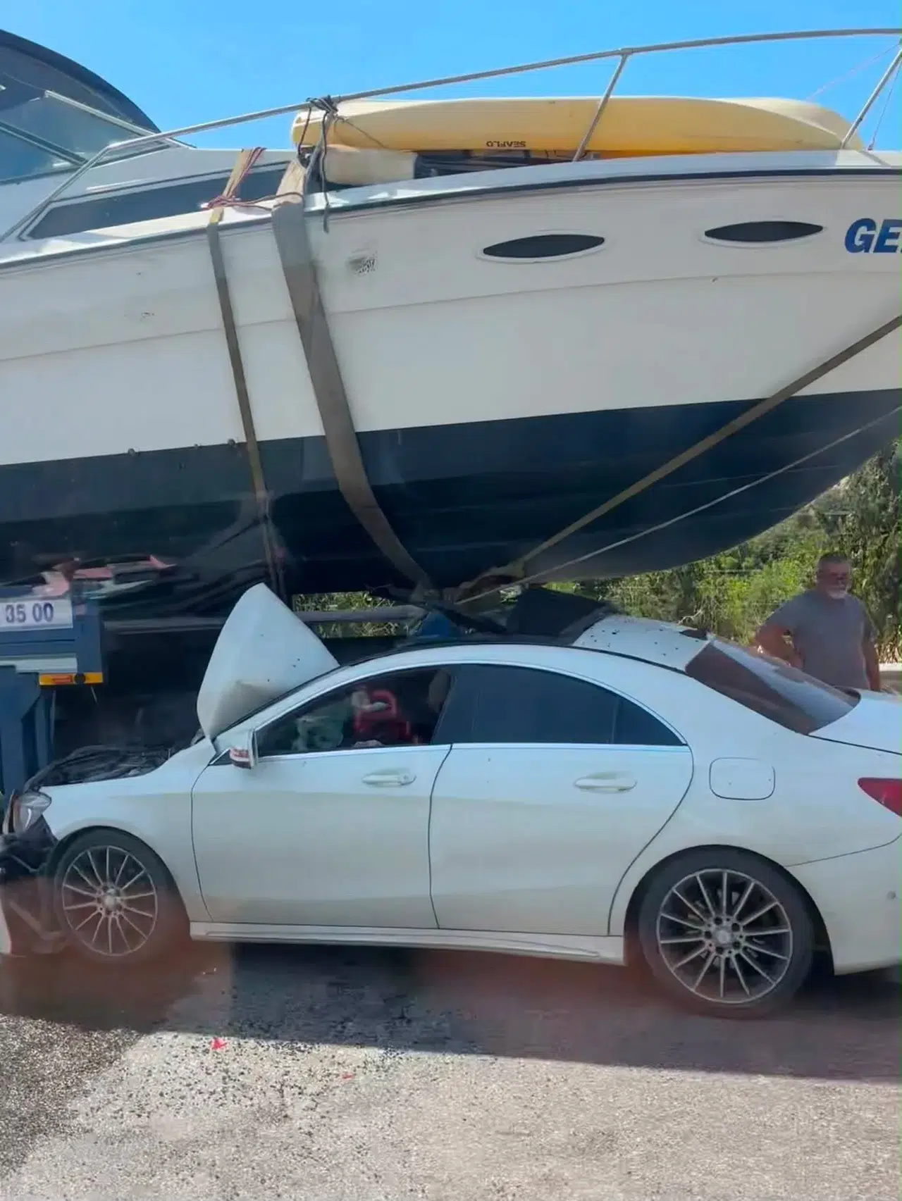 İzmir otoyolunda şaşkına çeviren manzara: Otomobil teknenin altına saplandı