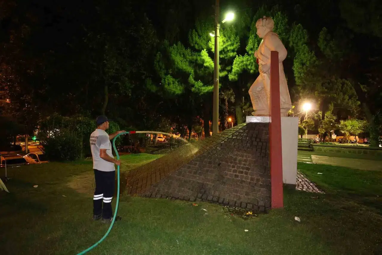 Şehzadeler'de yeşil alanlar için mesai saati değişti: Artık gece sulanıyor