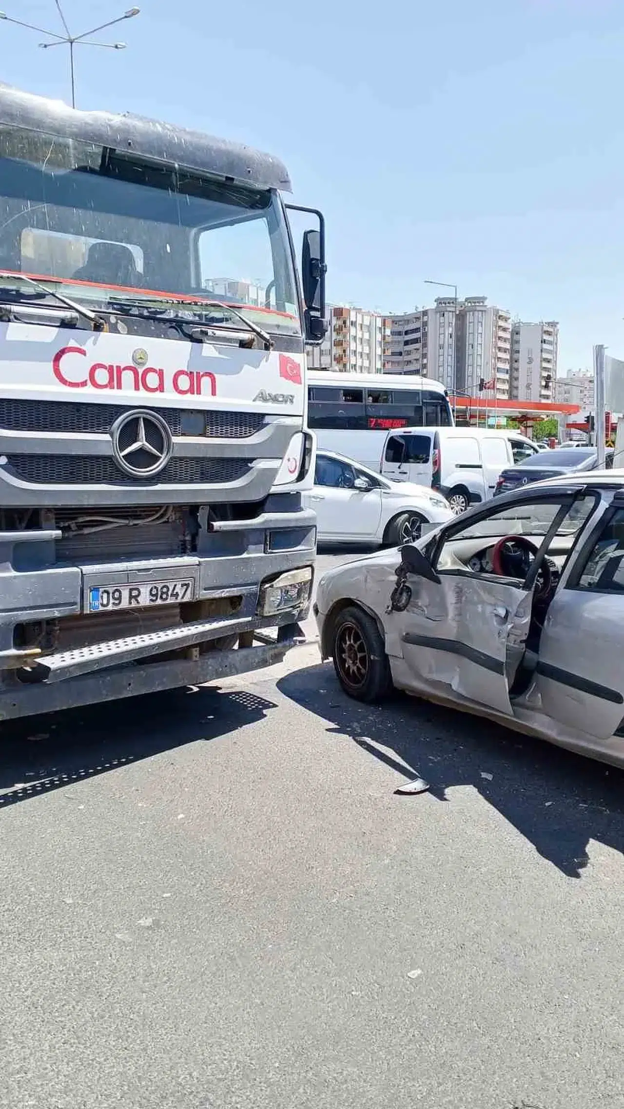 Efeler’de beton mikseri ile otomobil çarpıştı: İtfaiye ekipleri seferber oldu
