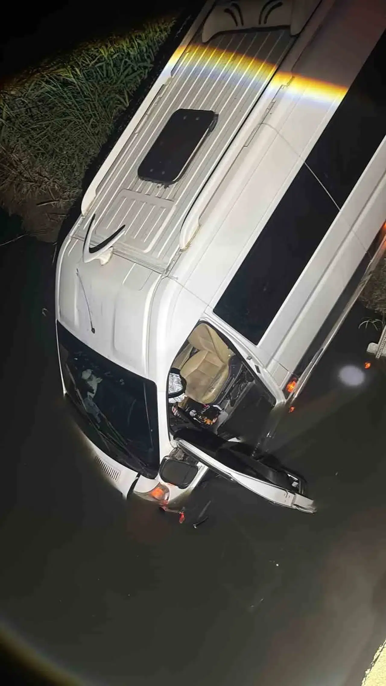 Yenipazar’da gece yarısı korkutan kaza: Minibüs dere yatağına devrildi