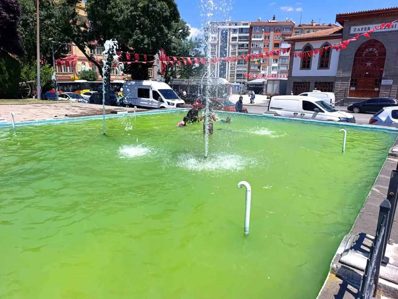 Afyonkarahisar’da yürekleri ağza getiren görüntüler: Süs havuzunda tehlikeli serinlik