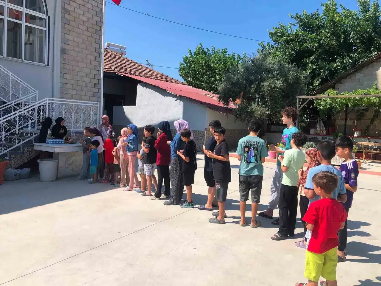 Manisa'da gönül sofrası: Yaz kursu öğrencilerine mahalleli desteği