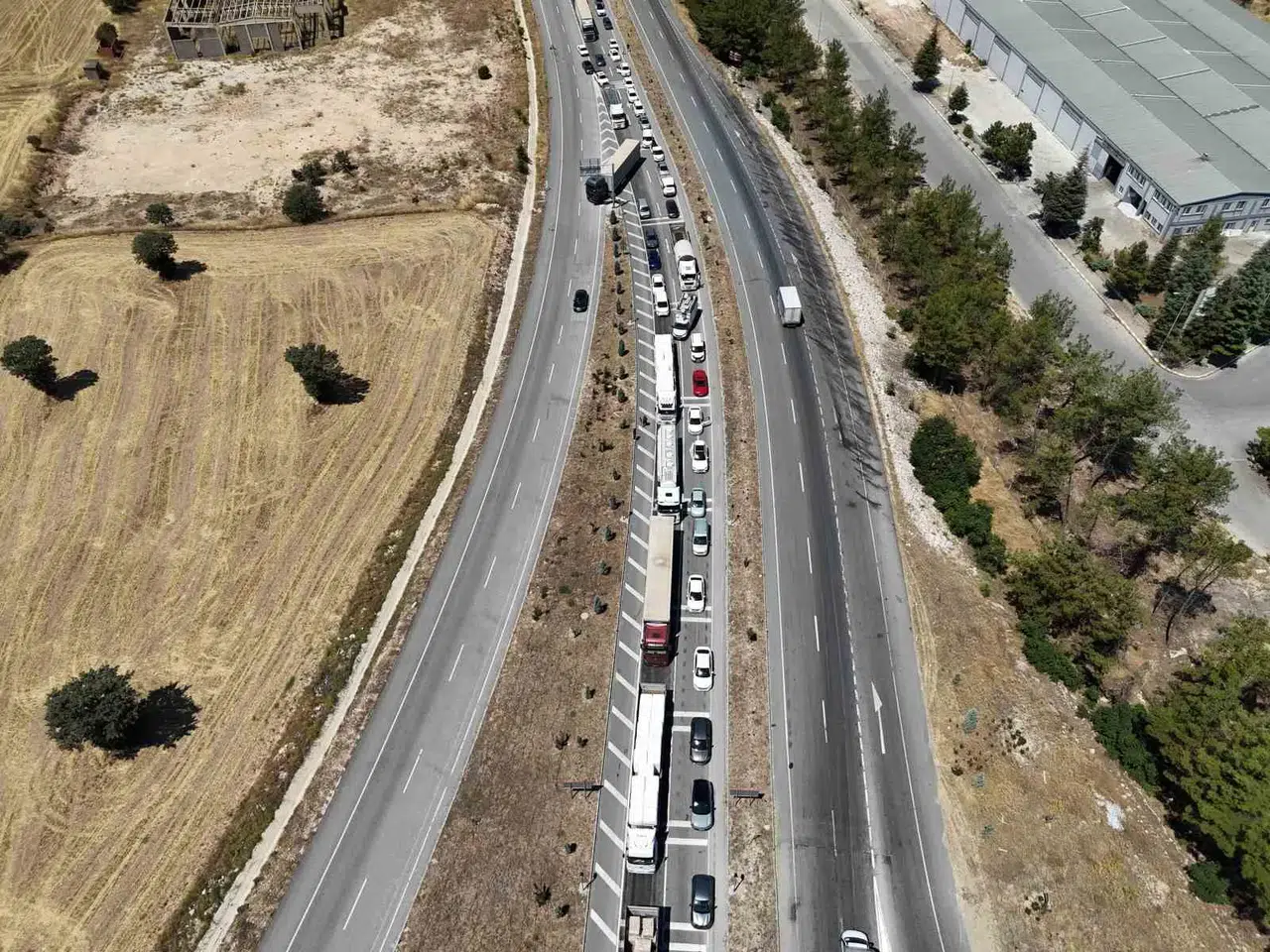 Uşak yolunda domates kazası: Çekiciden düşen kamyon trafiği kilitledi