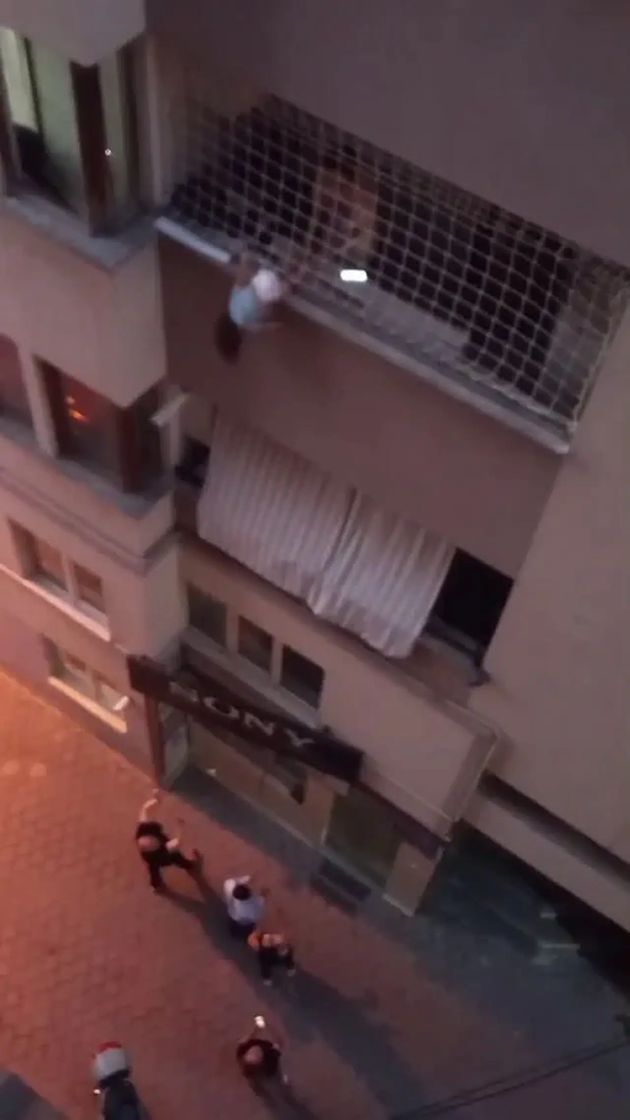 Denizli'de nefes kesen kurtarma: Balkonda asılı kalan yavrusunu bırakmadı