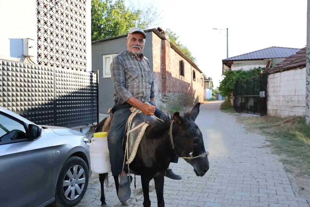 Ehliyeti yok ama 40 yıllık dostuyla trafiğe çıkıyor: Karakaçan onun için otomobilden daha değerli