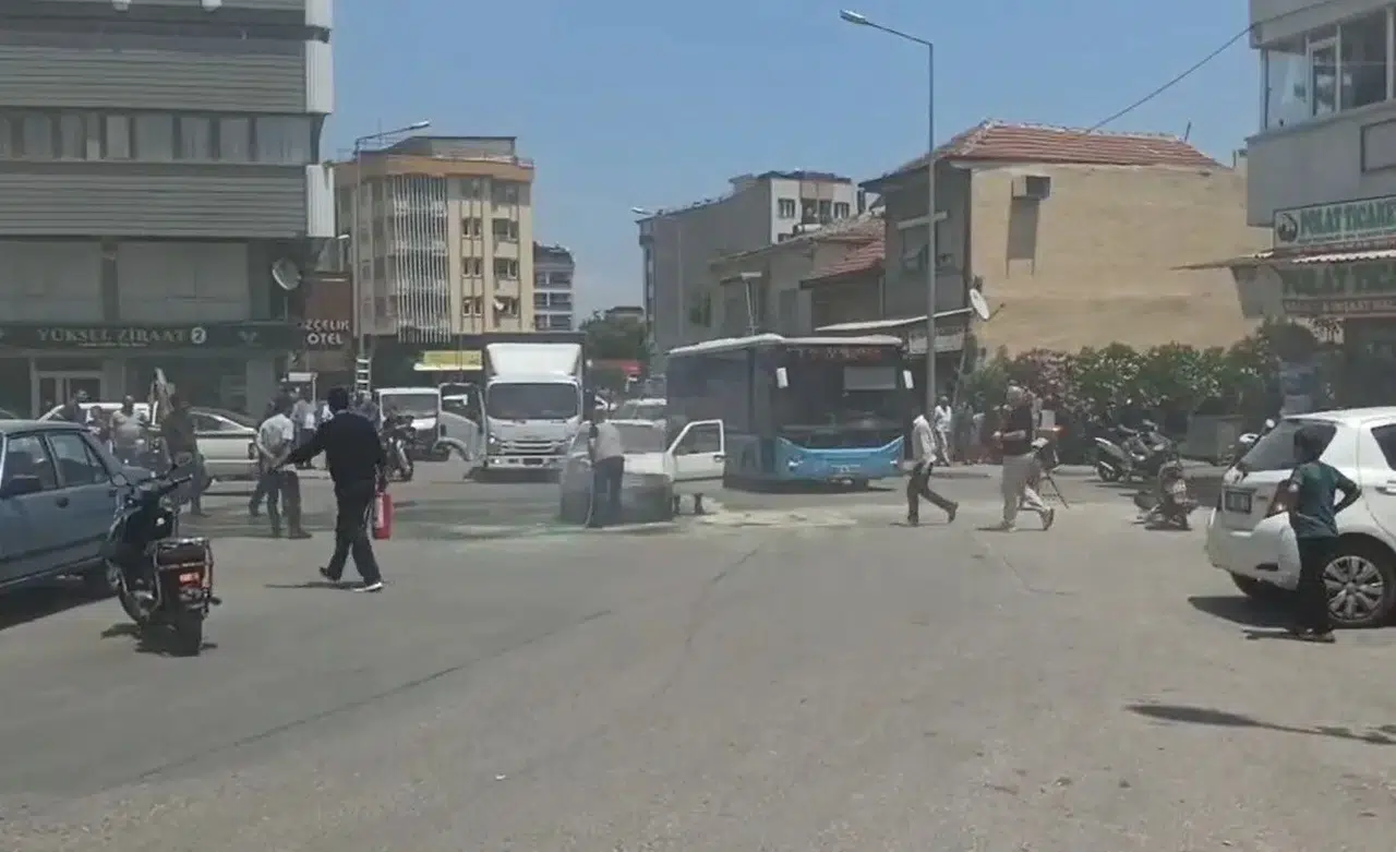 Salihli'de korku dolu anlar: Seyir halindeki araç bir anda alev topuna döndü