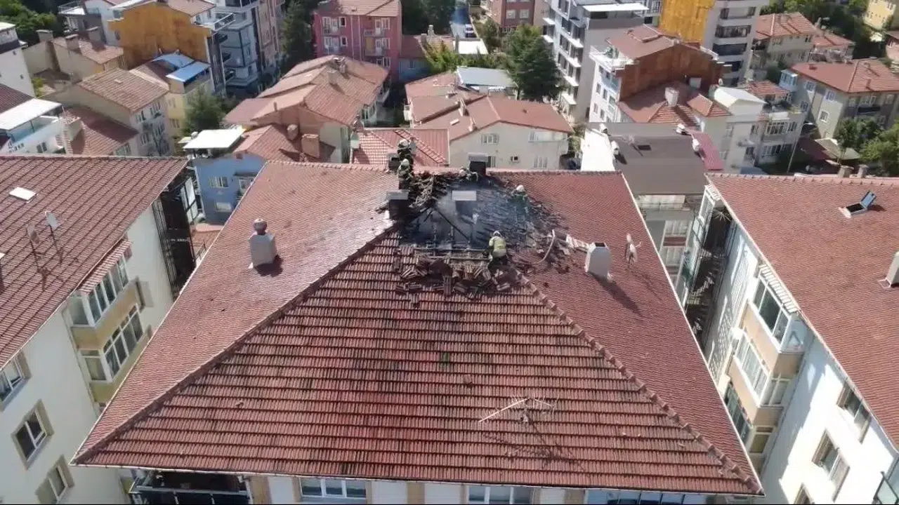 Kütahya'da gökyüzü aydınlandı, apartman çatısında korku dolu anlar yaşandı