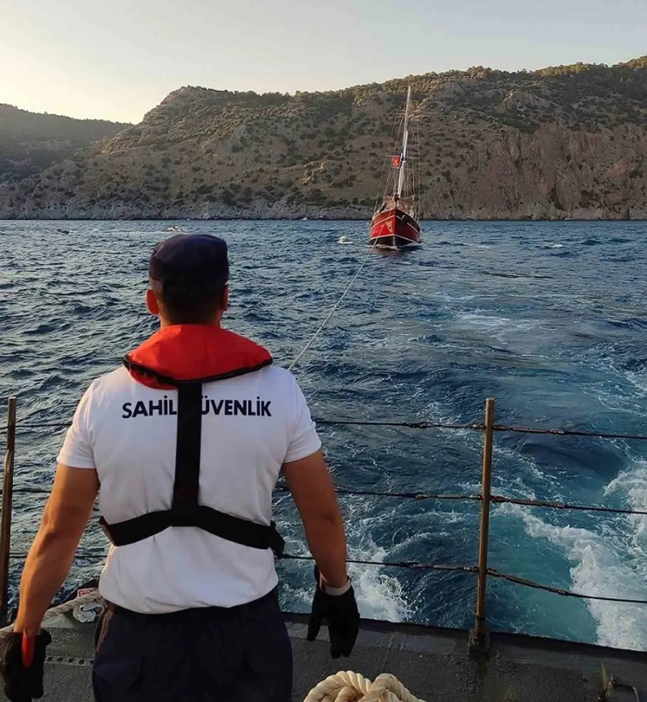 Ortaca açıklarında korku dolu anlar: Sürüklenen yatı Sahil Güvenlik kurtardı