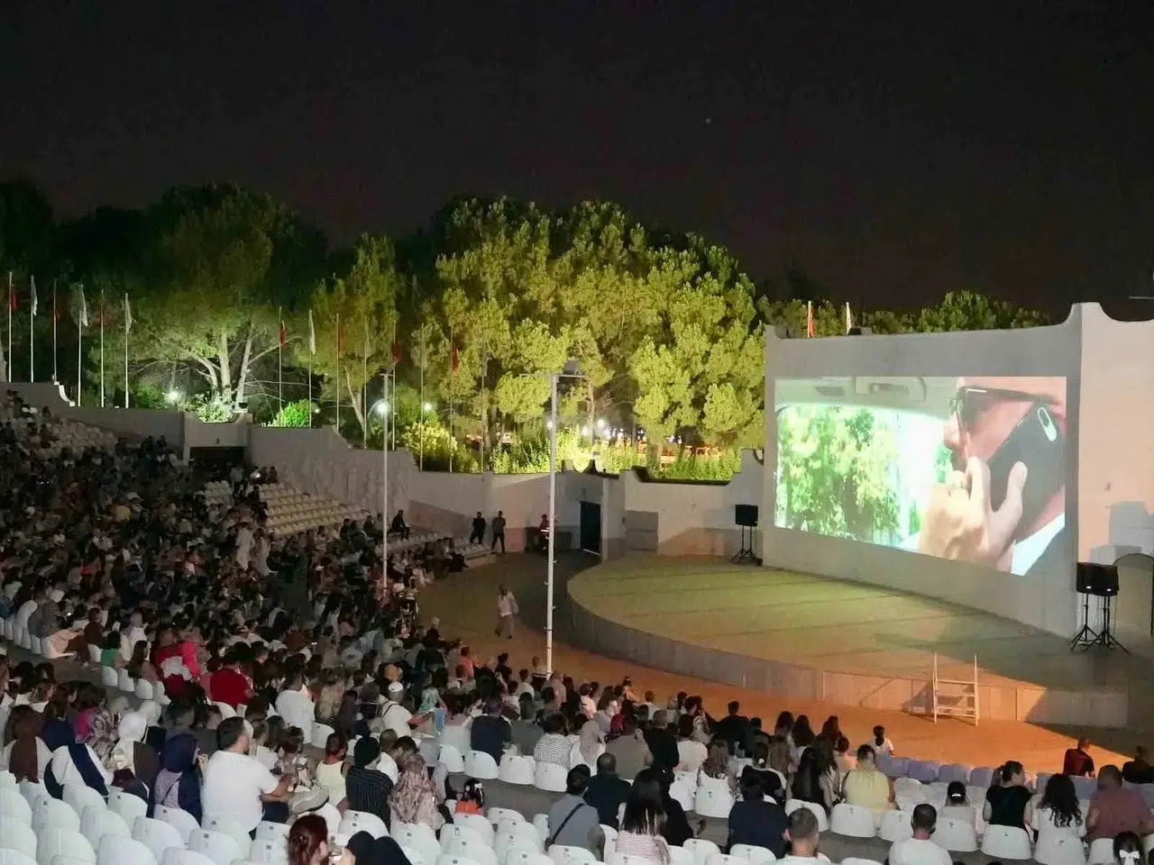 Denizli’de sinema şöleni: Yaz akşamları dev ekranda hayat buluyor
