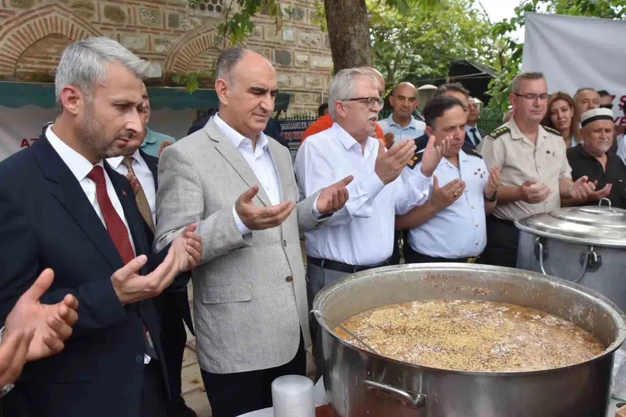 Manisa’da vefa sofrası: Şehit aileleri ve gaziler aşurede buluştu