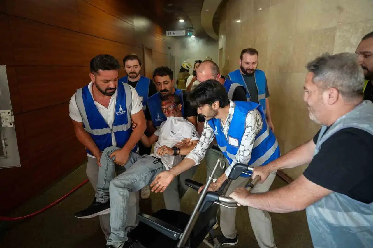İzmir'in sanat merkezinde nefes kesen afet provası