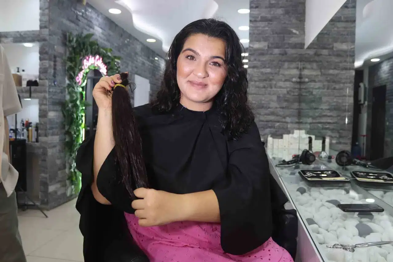 Beş yıllık emeğini bir çocuğun gülüşüne adadı: Saçlarını kanser hastaları için bağışladı
