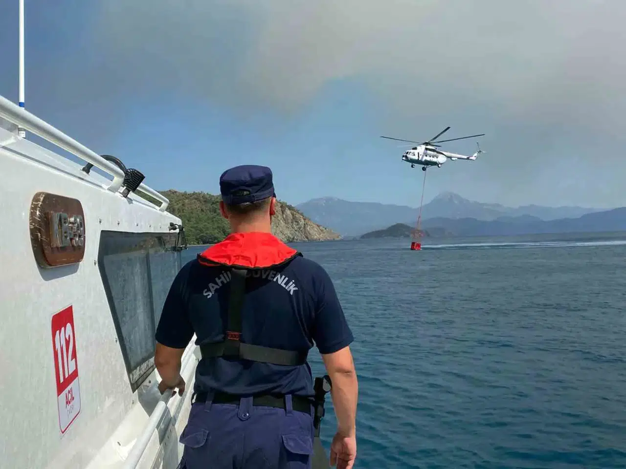 Fethiye'deki yangınla mücadelede Sahil Güvenlik'ten kritik görev: Deniz trafiğine sıkı denetim