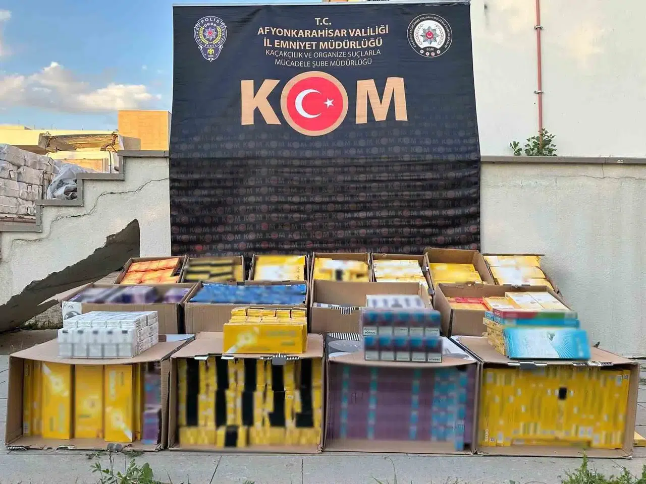 Afyonkarahisar yolunda kaçakçılara geçit yok: Binlerce paket sigara yakalandı