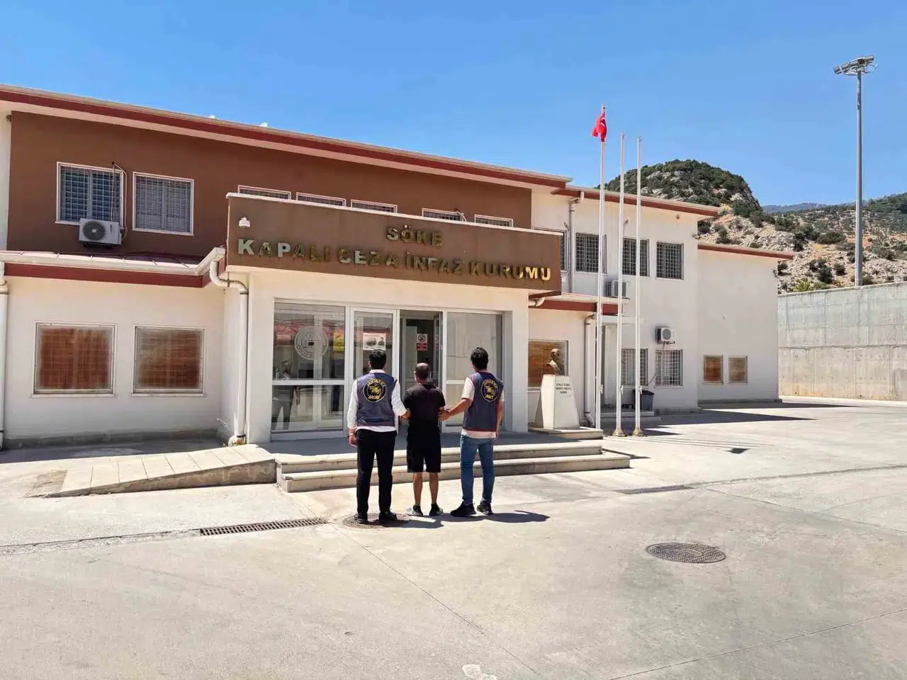 Kuşadası'nda adaletten kaçış noktalandı: 12,5 yıllık hapis cezası olan firari yakalandı