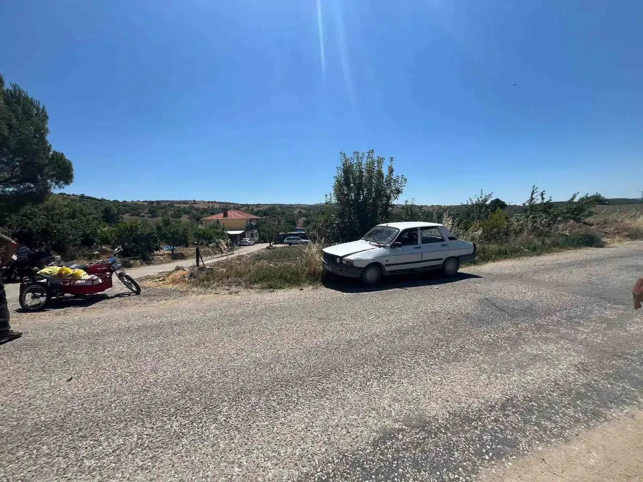 Gördes'te yürekleri ağza getiren kaza: Motosikletli gençler ucuz atlattı