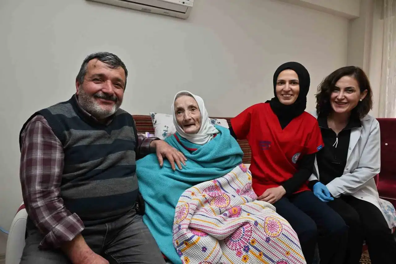 Manisa'da kapı kapı şifa: Binlerce haneye uzman dokunuş