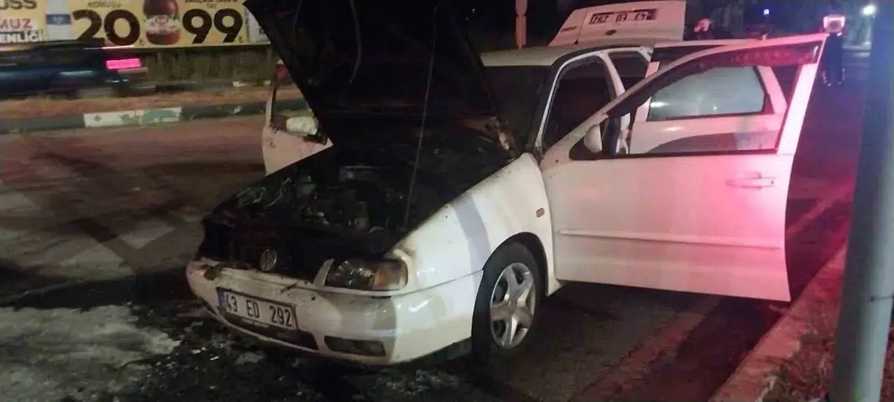 Kütahya trafiğinde korku dolu anlar: Seyir halindeki otomobil alevlere teslim oldu