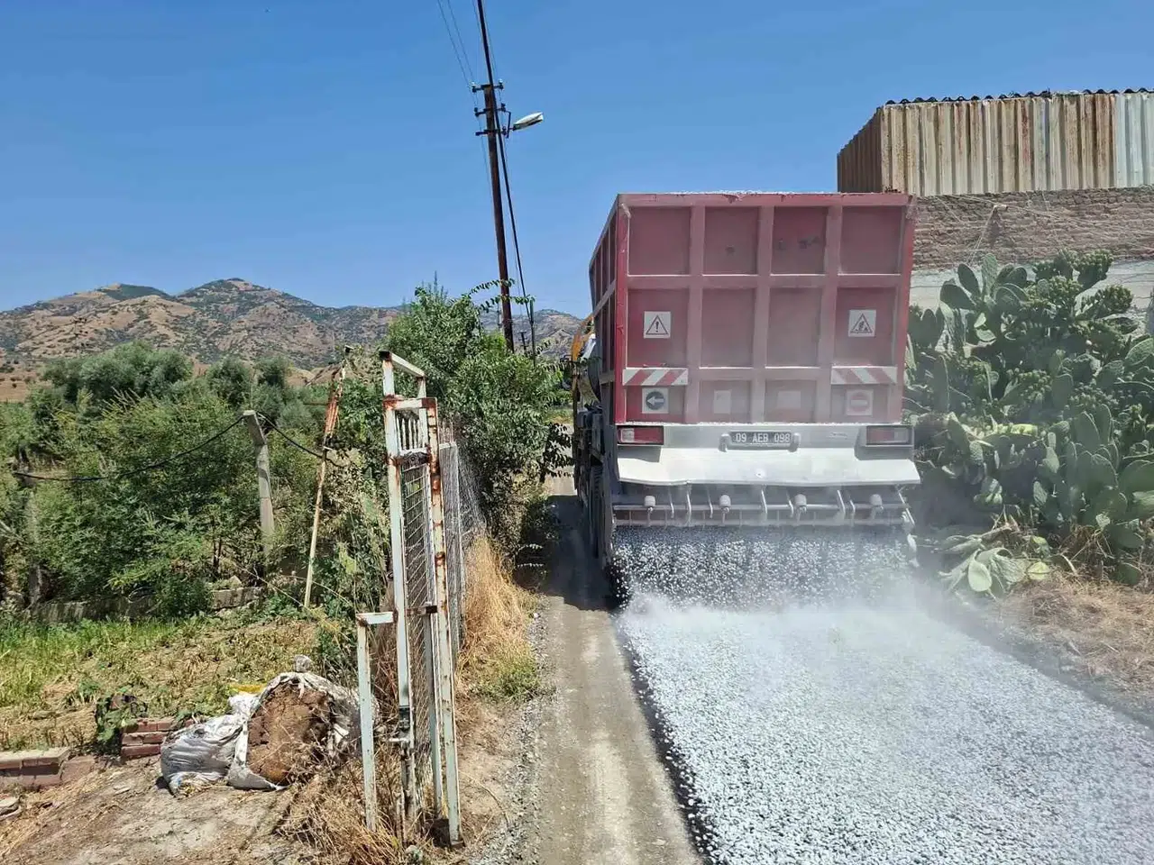 Efeler’de tozlu yollar tarih oluyor: Ilıcabaşı’nda asfalt mesaisi