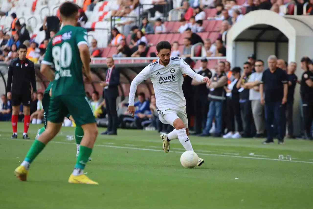 Altay'da yaprak dökümü sürüyor: Onur Efe rotayı Gaziemir'e çevirdi
