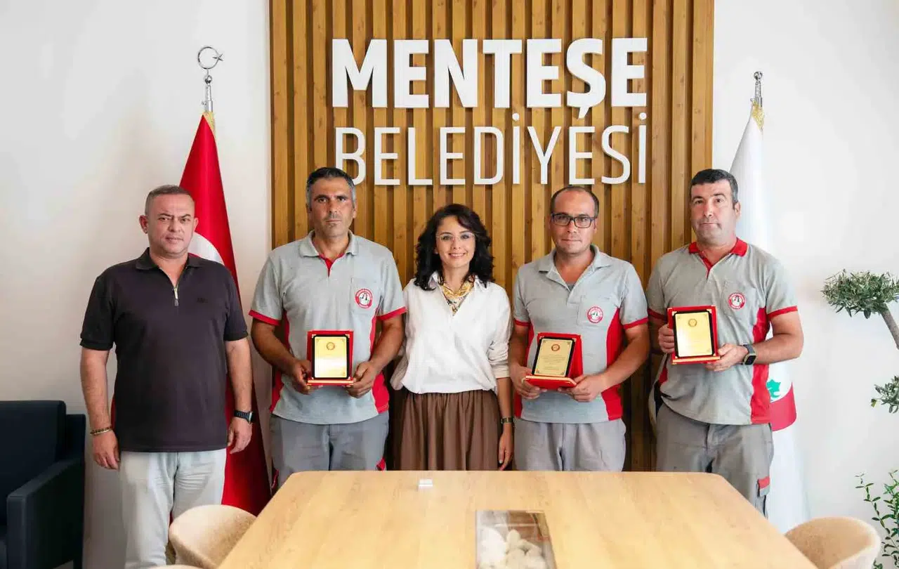 Menteşe’de vicdanın sesi oldular: 80 bin liralık çantayı bulan işçilere ödül
