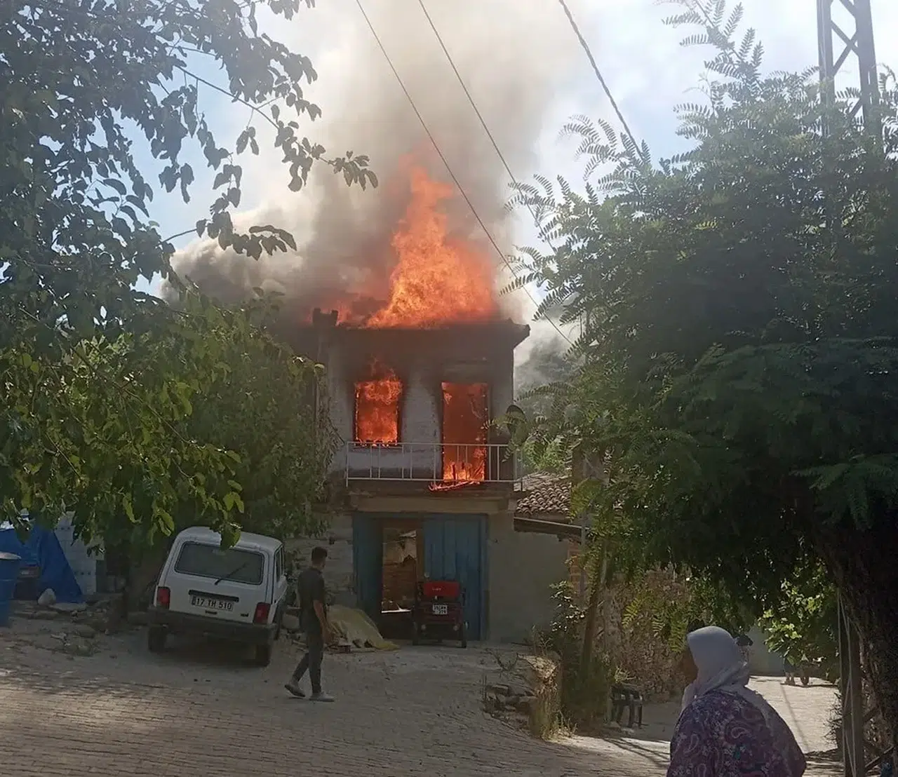 Bayındır'da sabah saatlerinde korkutan yangın: İki katlı ev küle döndü