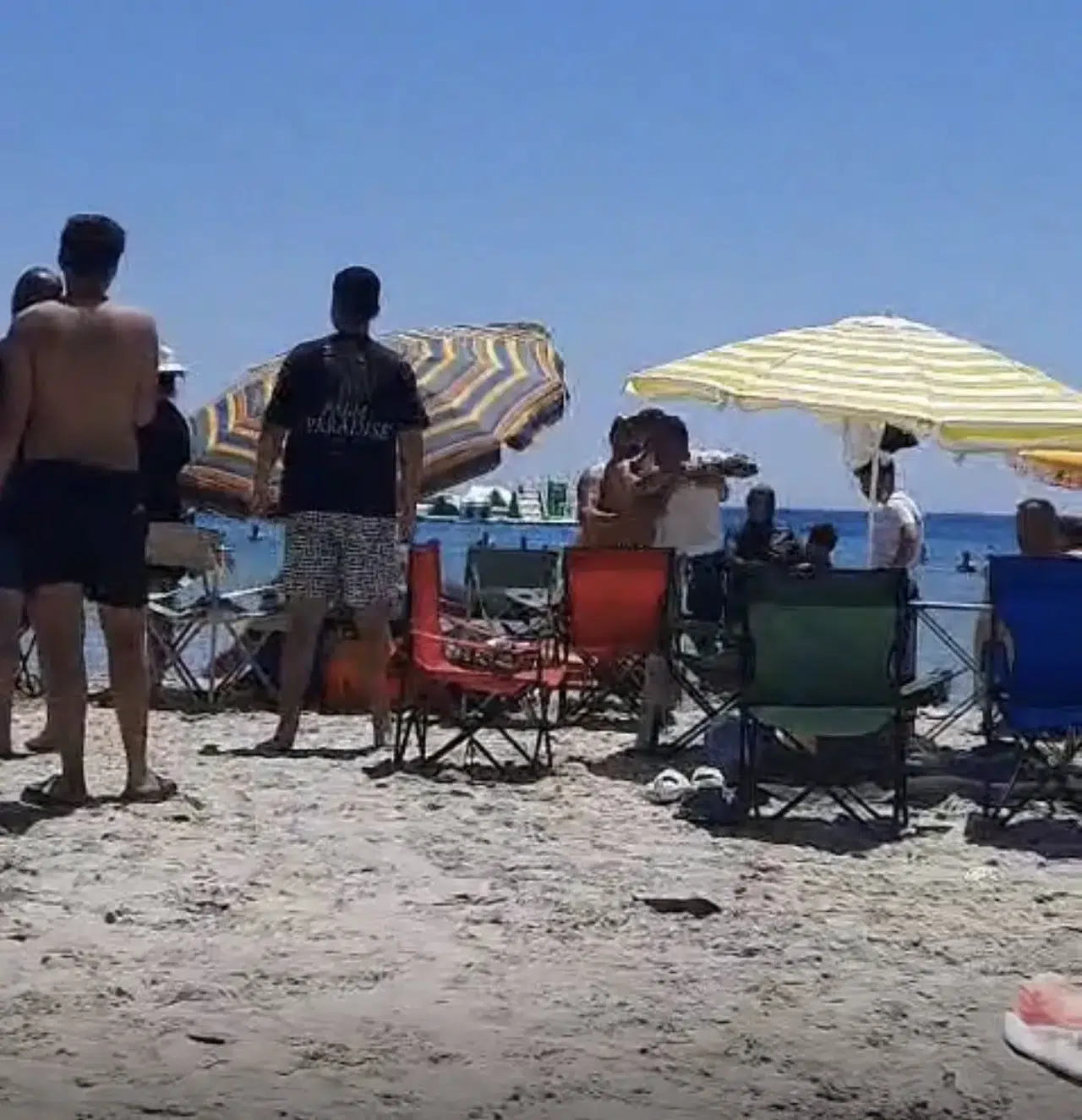 Çeşme’de şemsiye krizi: İşletme ile tatilci arasında yumruklu kavga