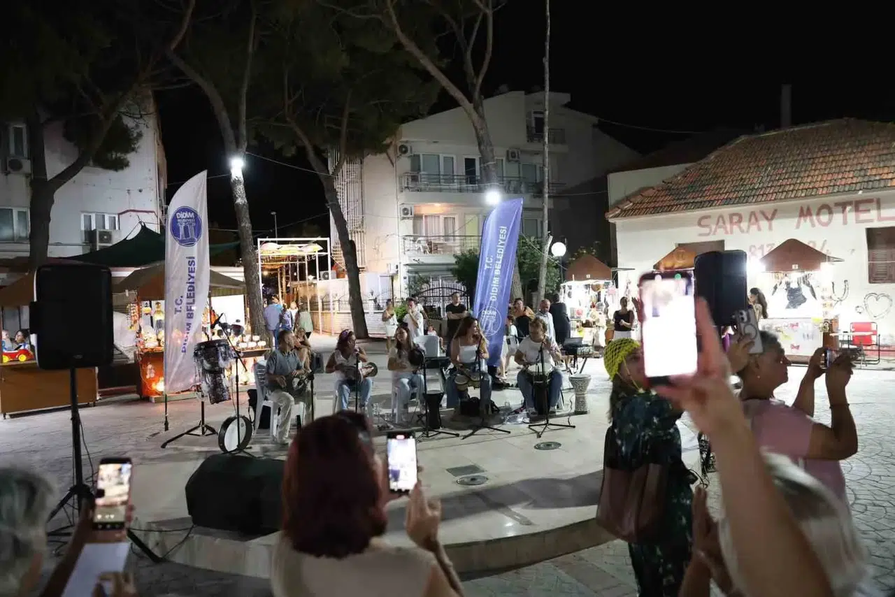 Didim'de sanat sokağı renkli anlara sahne oldu: Ritim ve dayanışma bir arada