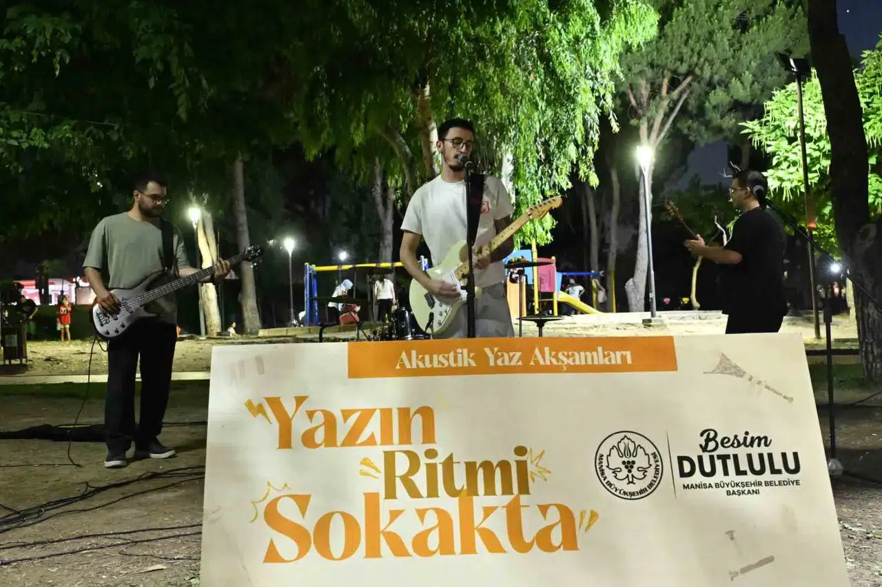 Manisa'da parklar sahneye dönüştü: Akustik rüzgarlar esti