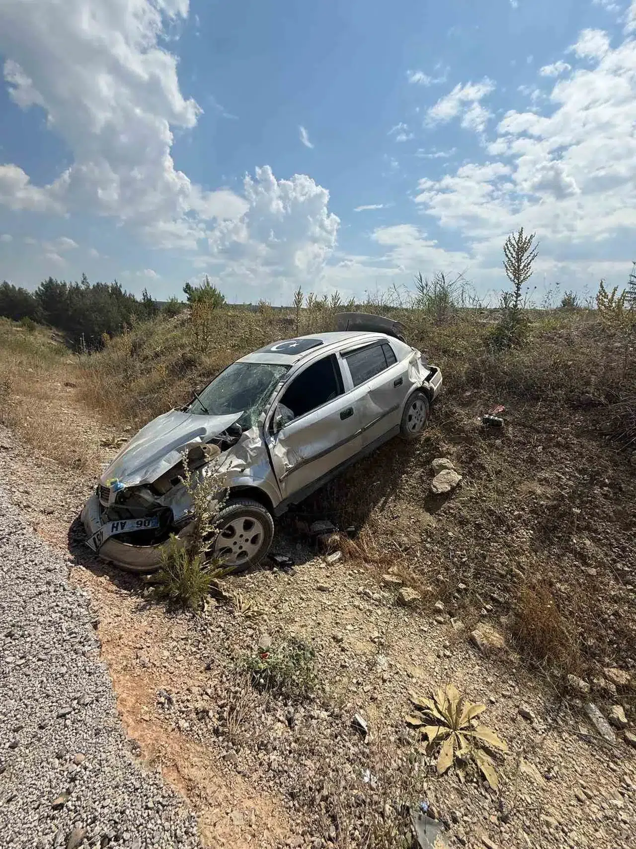 Gördes yolunda korkutan kaza: Genç sürücü ölümden döndü