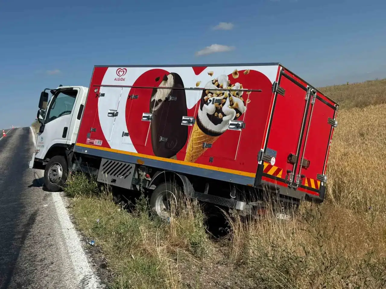 Afyonkarahisar'da dondurma taşıyan araç şarampole uçtu: Yollar buz kesti