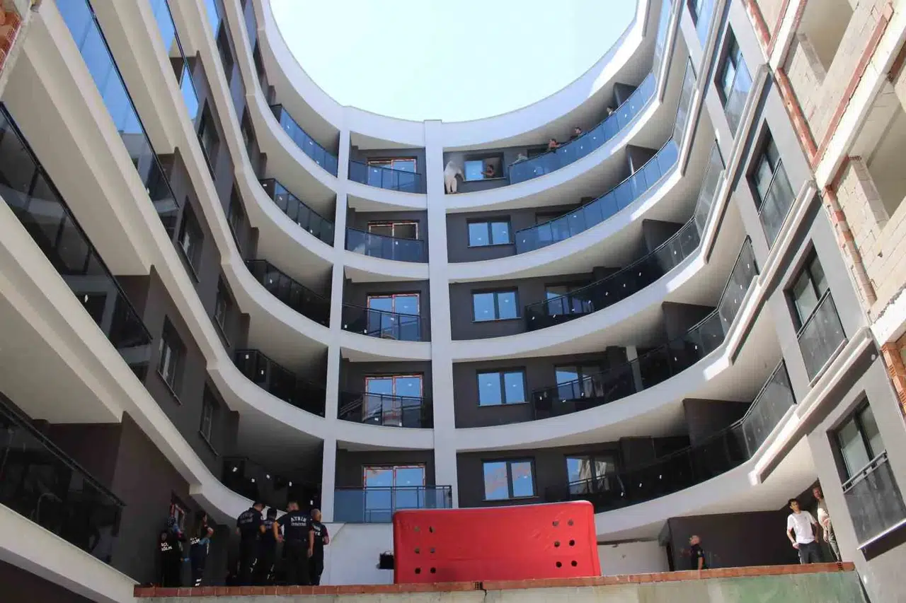 Efeler'de korku dolu anlar: İnşaatın tepesinden ailesi indirdi