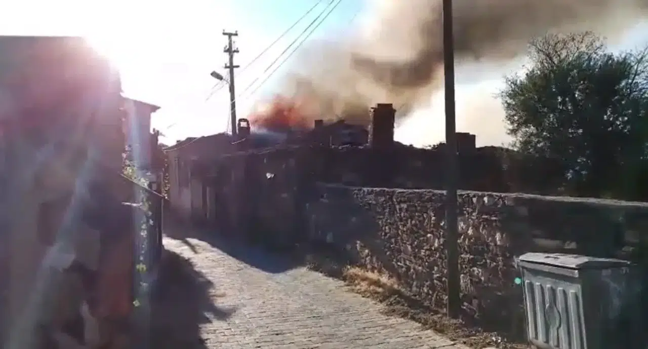 Salihli'de tarihi mahallede alevler evi küle çevirdi