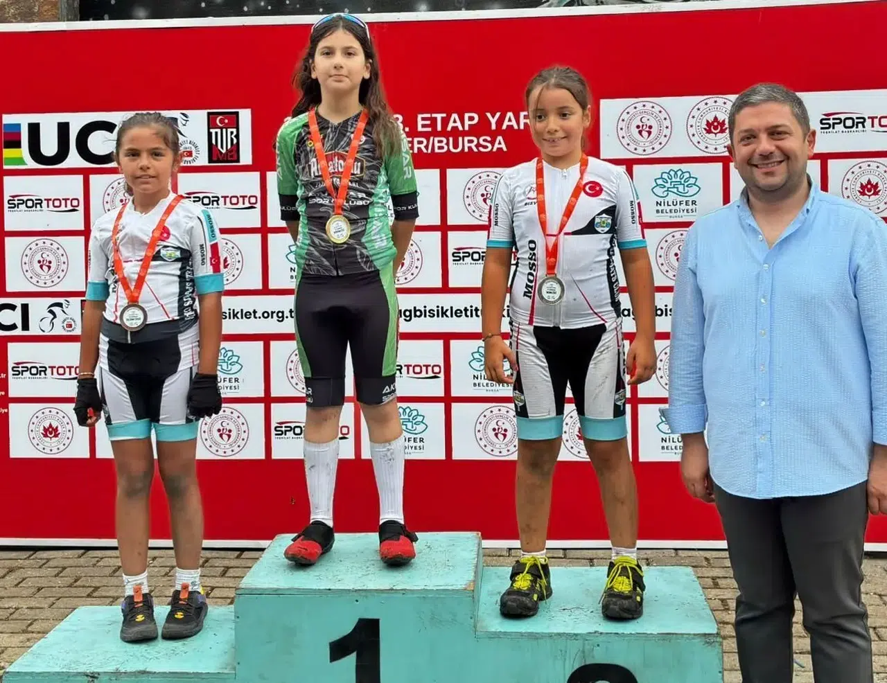 Akhisarlı genç bisikletçilerden Bursa çıkarması: İki madalya ile döndüler