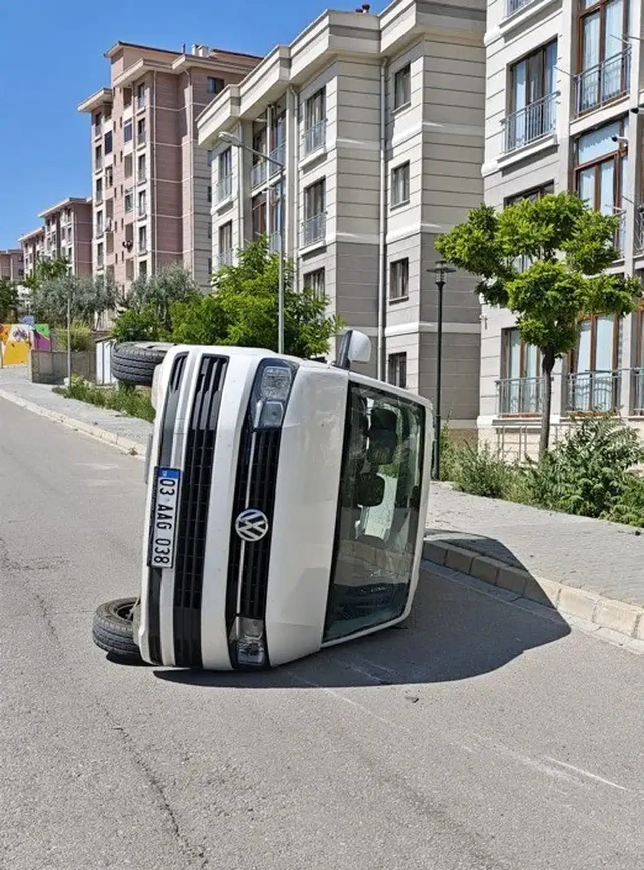 Afyonkarahisar'da trafik kabusu: İki hafif ticari araç birbirine girdi