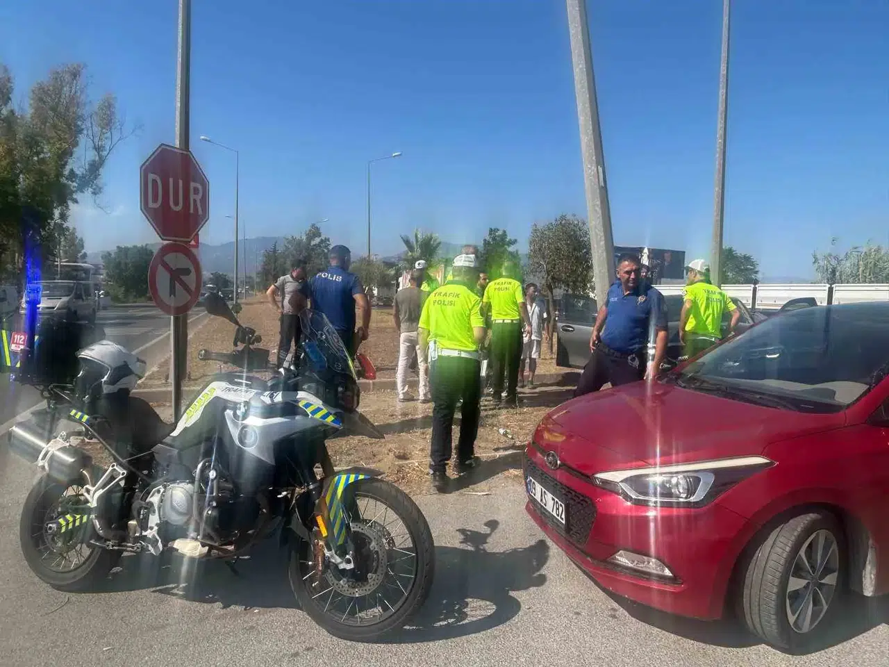 Aydın'da trafik kazası: Otomobil aydınlatma direğine çarptı