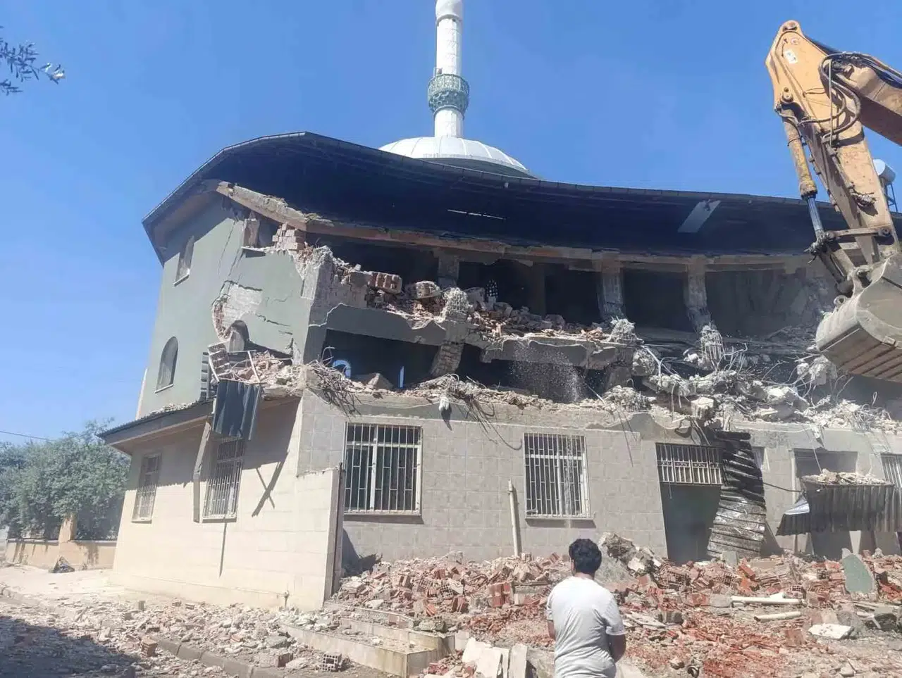 Salihli'de tehlike saçan cami için yıkım kararı uygulandı