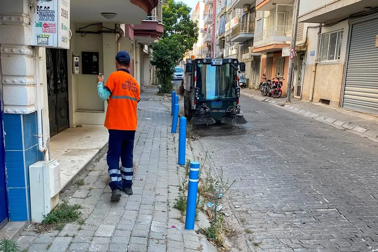 Efeler'de bahar temizliği mesaisi: Sokaklar pırıl pırıl oldu