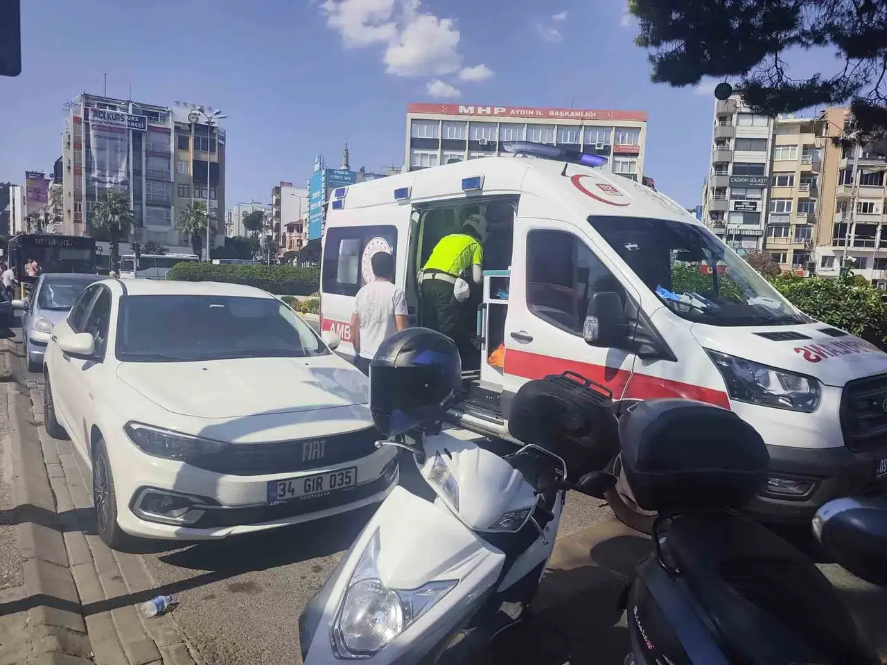 Efeler'de korkutan kaza: Sıkıştırılan motosikletli metrelerce sürüklendi