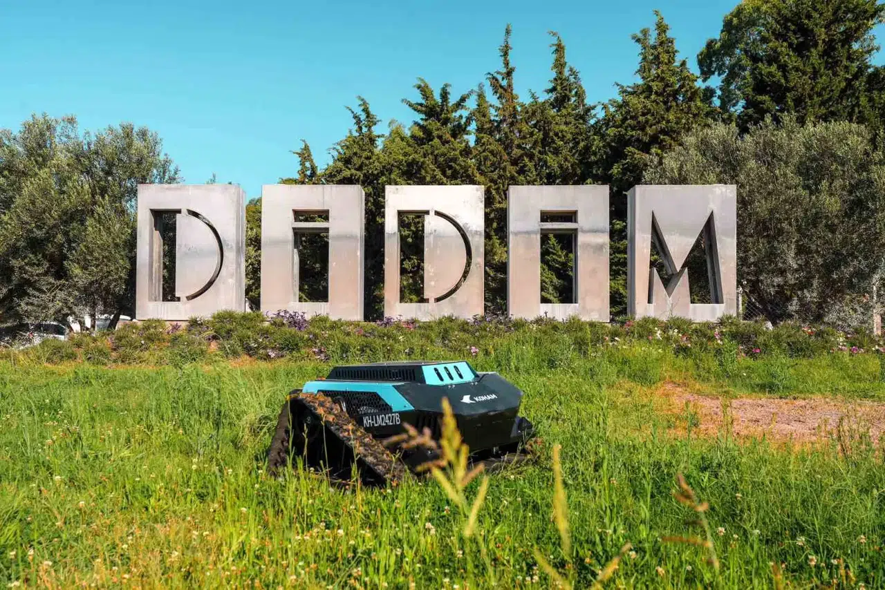 Didim'de yeşil alanlarda dijital dönem: Başkan Gençay robotik teknolojiyi sahaya sürdü