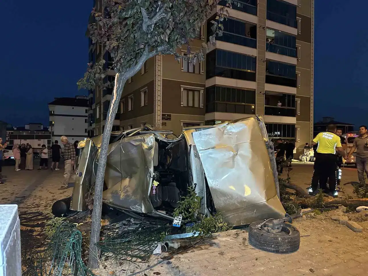 Uşak’ta saniyelerle ölçülen facia: Otomobil yayaların arasına daldı