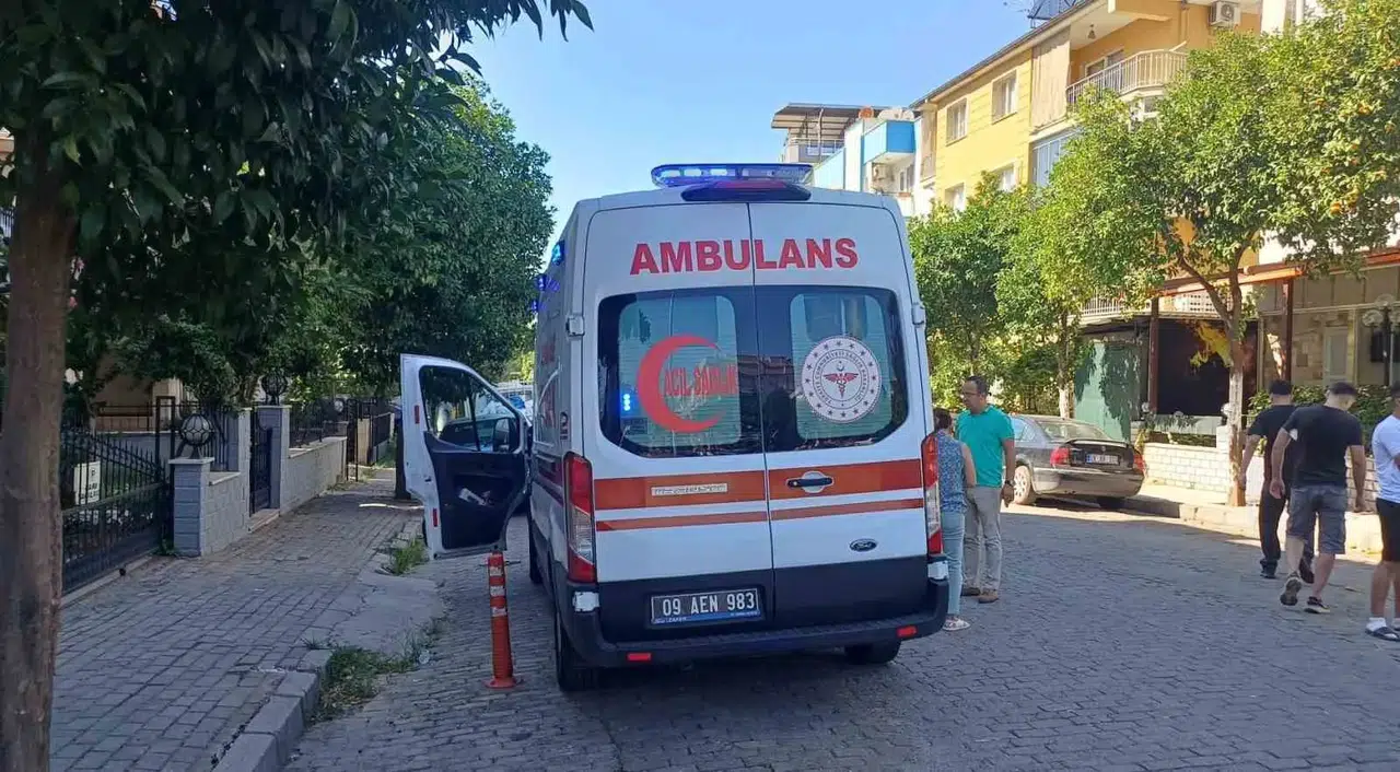 Efeler’de trafik kabusu: Kavşakta çarpışan motosikletteki yolcu yaralandı
