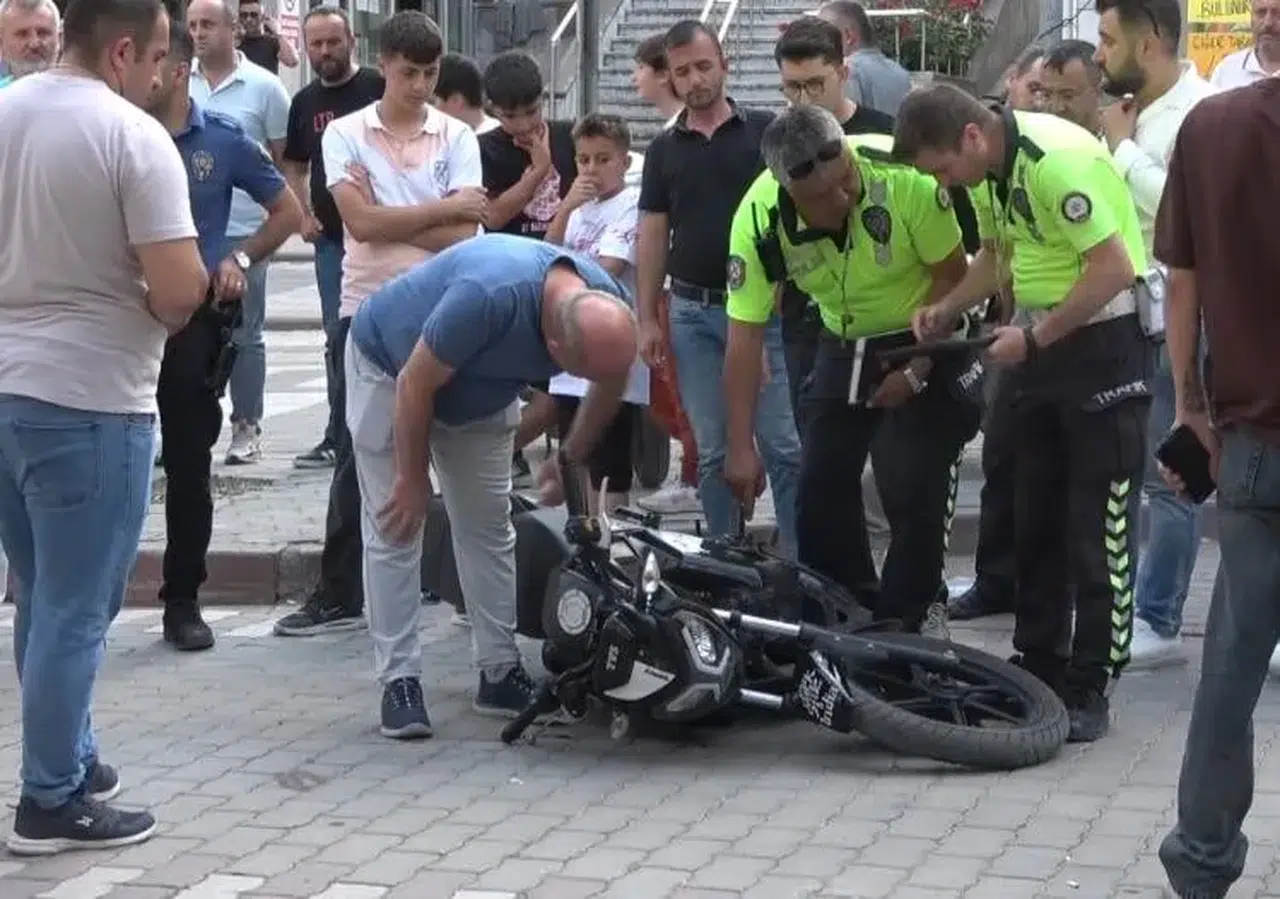 Tavşanlı’da servis aracı ile motosiklet çarpıştı: 2 yaralı