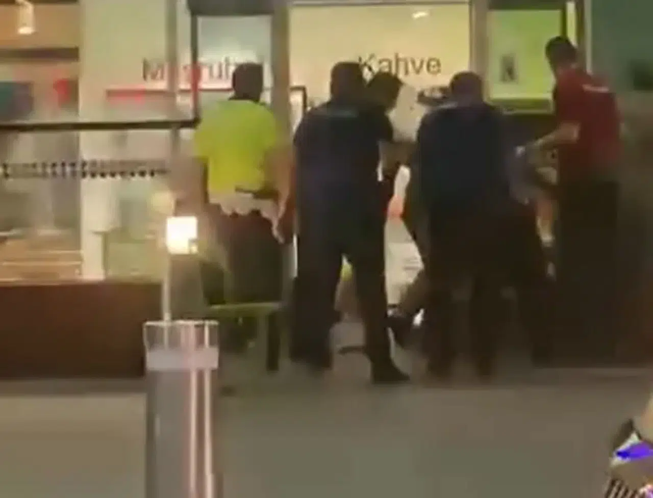 İzmir Havalimanı’nda dehşet anları: Bıçaklı saldırgan 4 polisi yaraladı